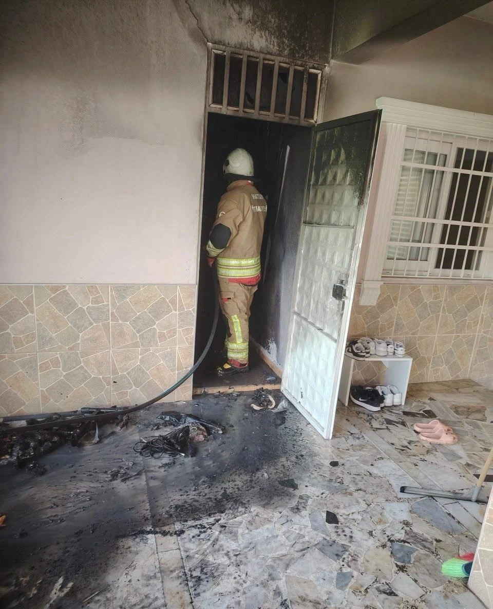 Arsuz&rsquo;da evin depo b&ouml;l&uuml;m&uuml;nde &ccedil;ıkan yangın s&ouml;nd&uuml;r&uuml;ld&uuml;
