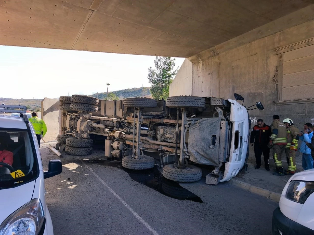 Arsuz&rsquo;da hafriyat kamyonu devrildi
