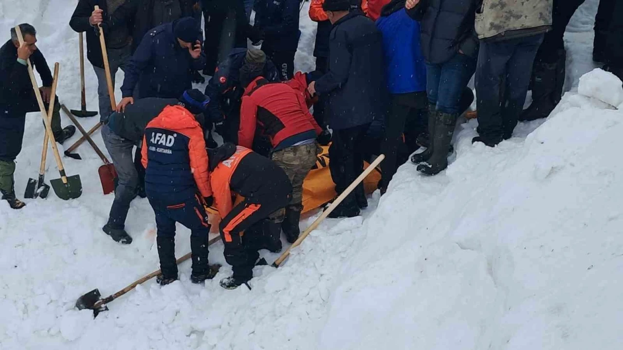 Artvin&rsquo;de &ccedil;ığ altındaki B&uuml;lent Gezer&rsquo;in cansız bedeni 4 ay sonra kar altından &ccedil;ıkarıldı
