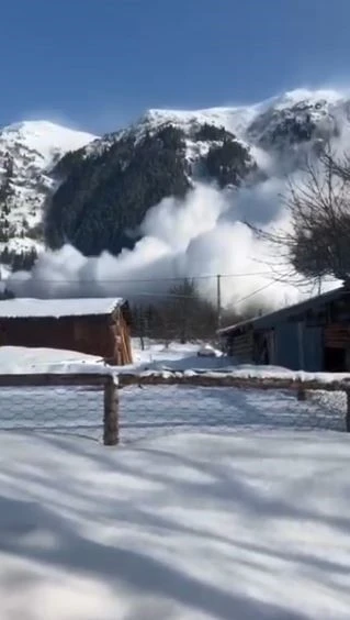 Artvin’de çığ düşme anı kameraya yansıdı