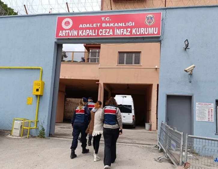 Artvin’de cinsel istismar suçundan aranan kadın yakalandı
