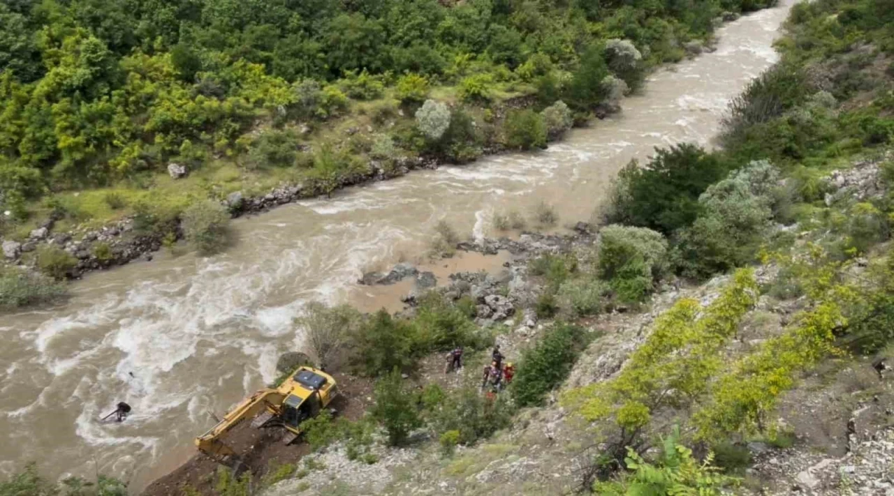 Artvin&rsquo;de dereye d&uuml;şen aracı sudan &ccedil;ıkartmak ve baba ile oğlunu bulmak i&ccedil;in &ccedil;alışmalar s&uuml;r&uuml;yor
