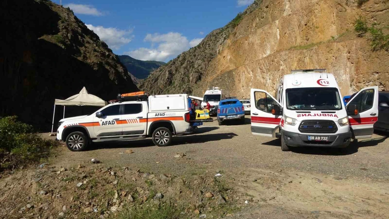 Artvin&rsquo;de dereye u&ccedil;an kamyondaki kayıp şahsın cansız bedenine 14 g&uuml;n sonra ulaşıldı
