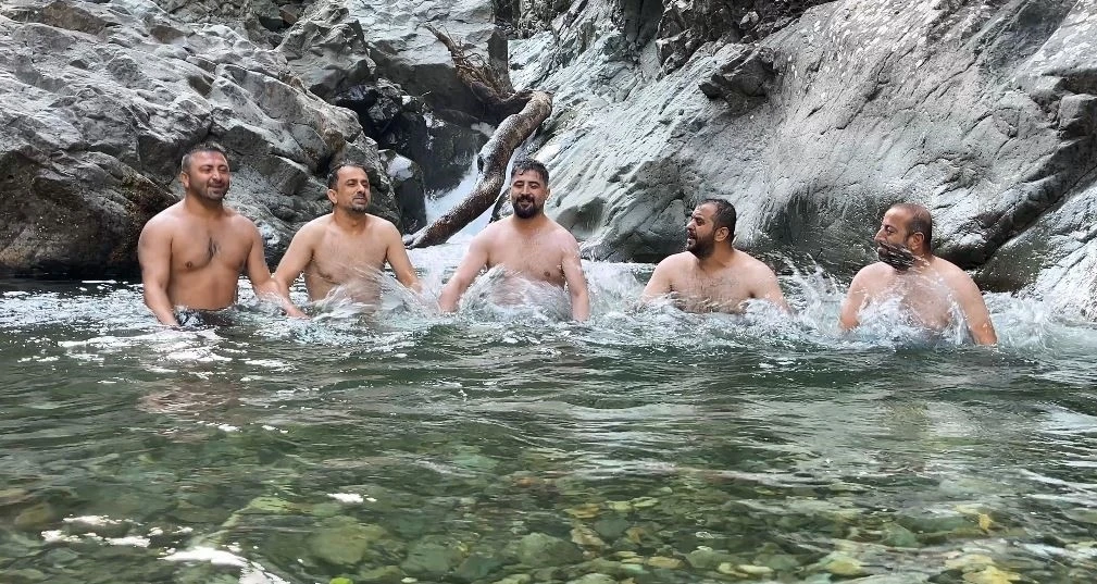 Artvin’de gençler derede horonla serinledi
