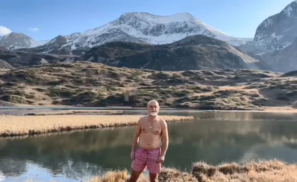 Artvin’de Giresunlu bir dağcı Arsiyan Yaylasında buz gibi gölde yüzdü
