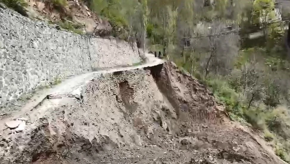 Artvin’de heyelan anı cep telefonu kamerasında
