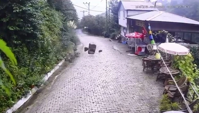 Artvin’de heyelan anı kamerada: Kayalar işletmeye ramak kala durdu
