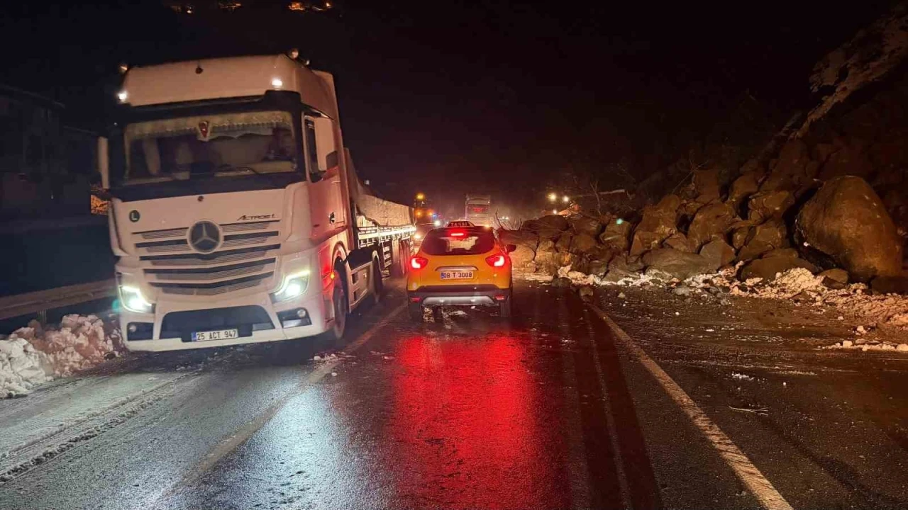 Artvin&rsquo;de heyelan: Bor&ccedil;ka-Hopa karayolu ulaşıma kapandı
