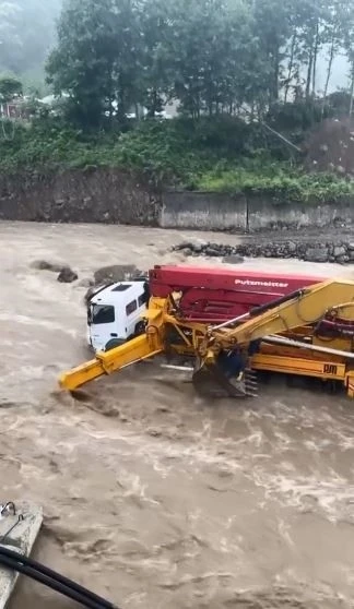 Artvin’de iş makineleri bir anda yükselen dere sularının ortasında kaldı
