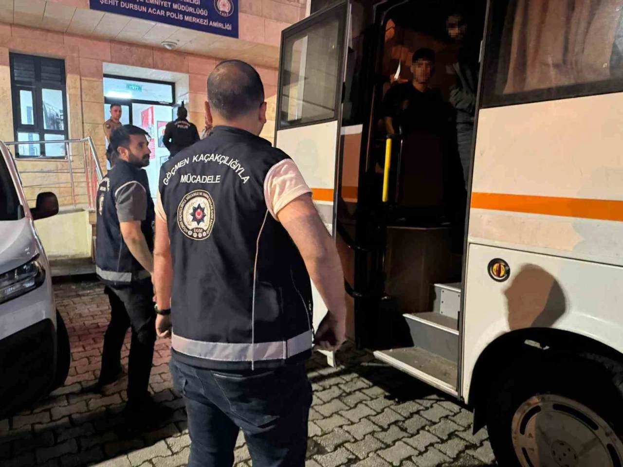Artvin&rsquo;de ka&ccedil;ak g&ouml;&ccedil;men operasyonu
