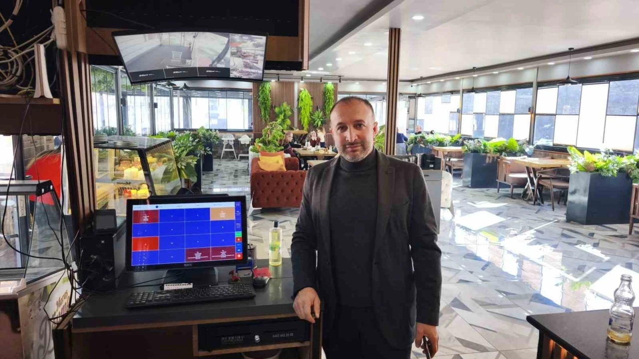 Artvin&rsquo;de kafedeki hırsızlık anı kamerada
