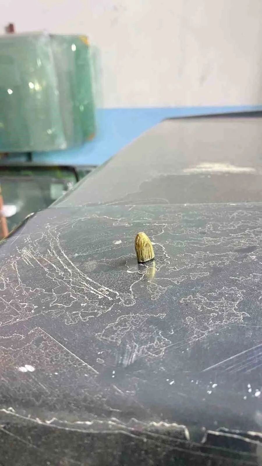 Artvin’de maganda kurşunu park halindeki araca ve iş yerine isabet etti
