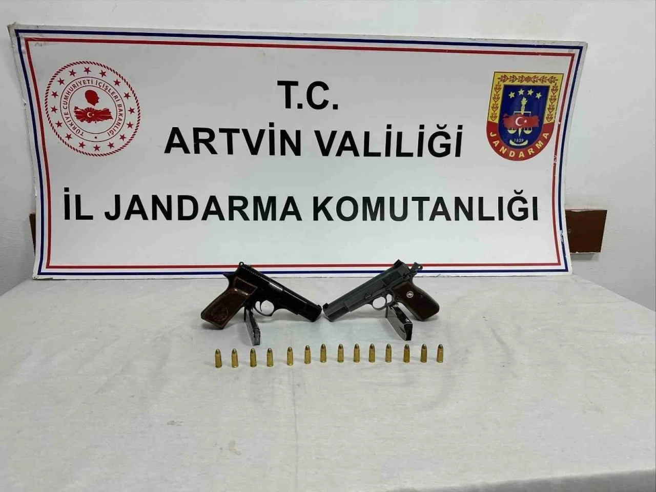 Artvin’de silah sesleri üzerine yapılan kontrolde ruhsatsız tabanca ele geçirildi
