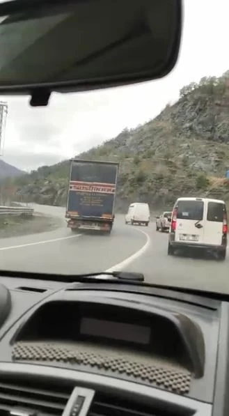 Artvin’de tır şoförünün virajda 5 aracı sollaması faciaya davetiye çıkardı
