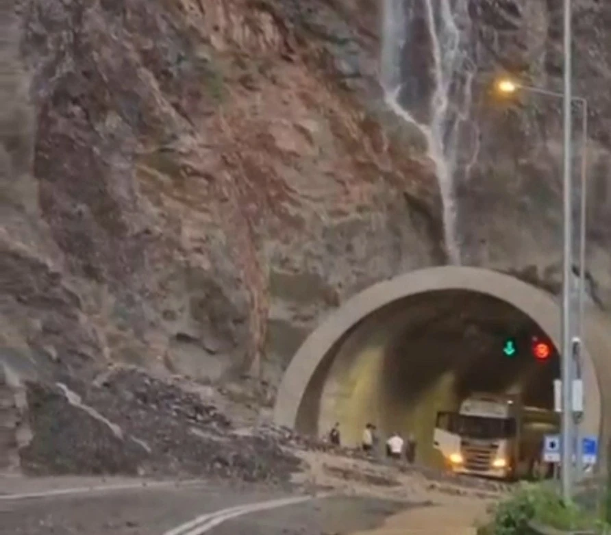 Artvin-Erzurum karayolu, sel ve heyelan nedeniyle ulaşıma kapandı
