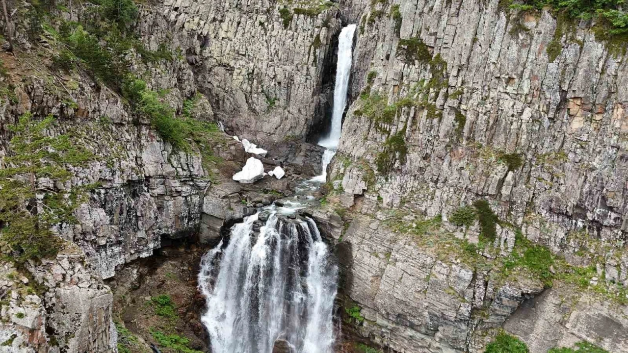 Artvin’in saklı güzelliği: Bazgiret Şelalesi en coşkulu döneminde
