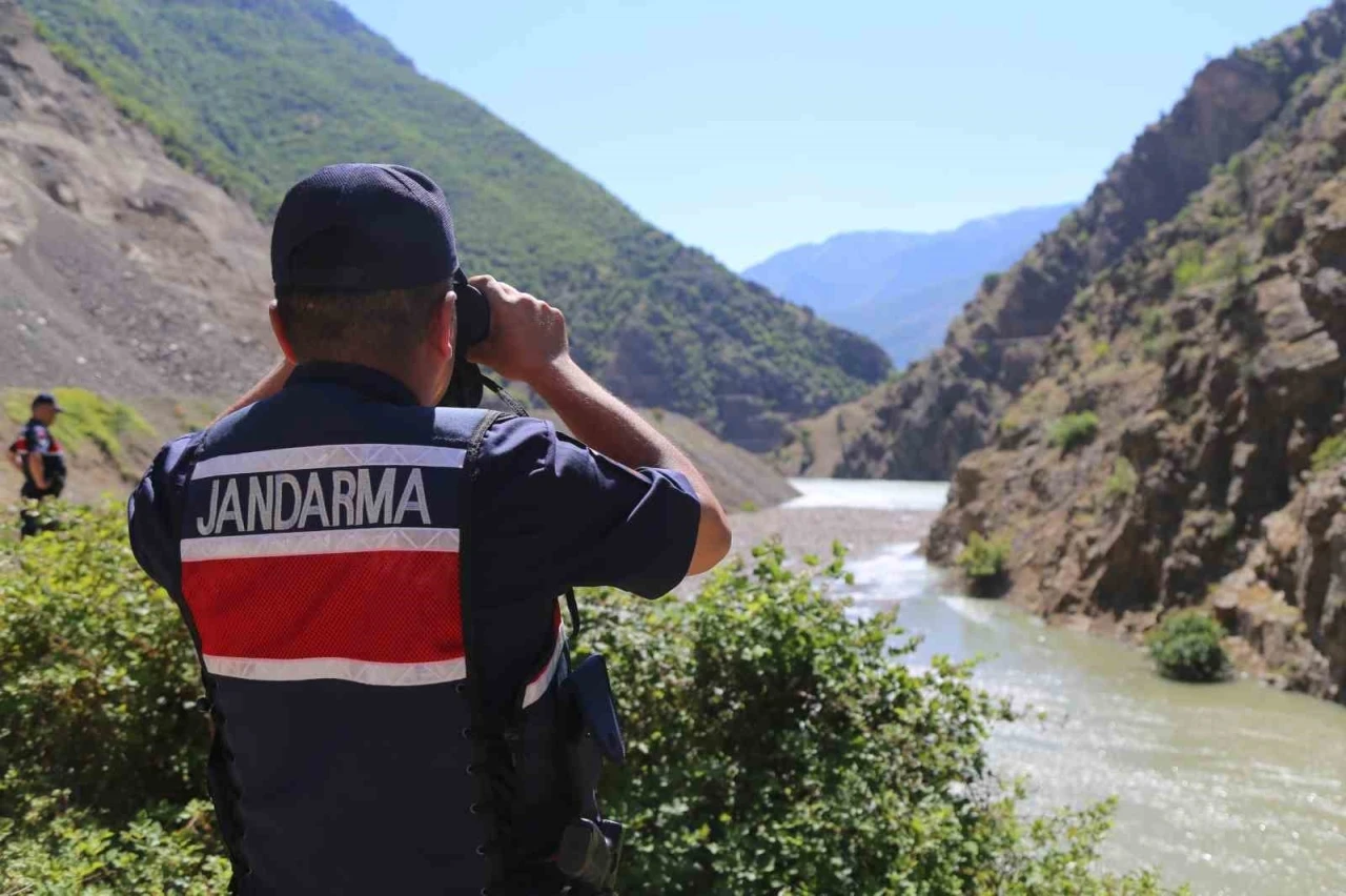 Artvin&rsquo;in Şavşat Deresi&rsquo;nde kayıp baba ve oğlunu arama &ccedil;alışmaları s&uuml;r&uuml;yor
