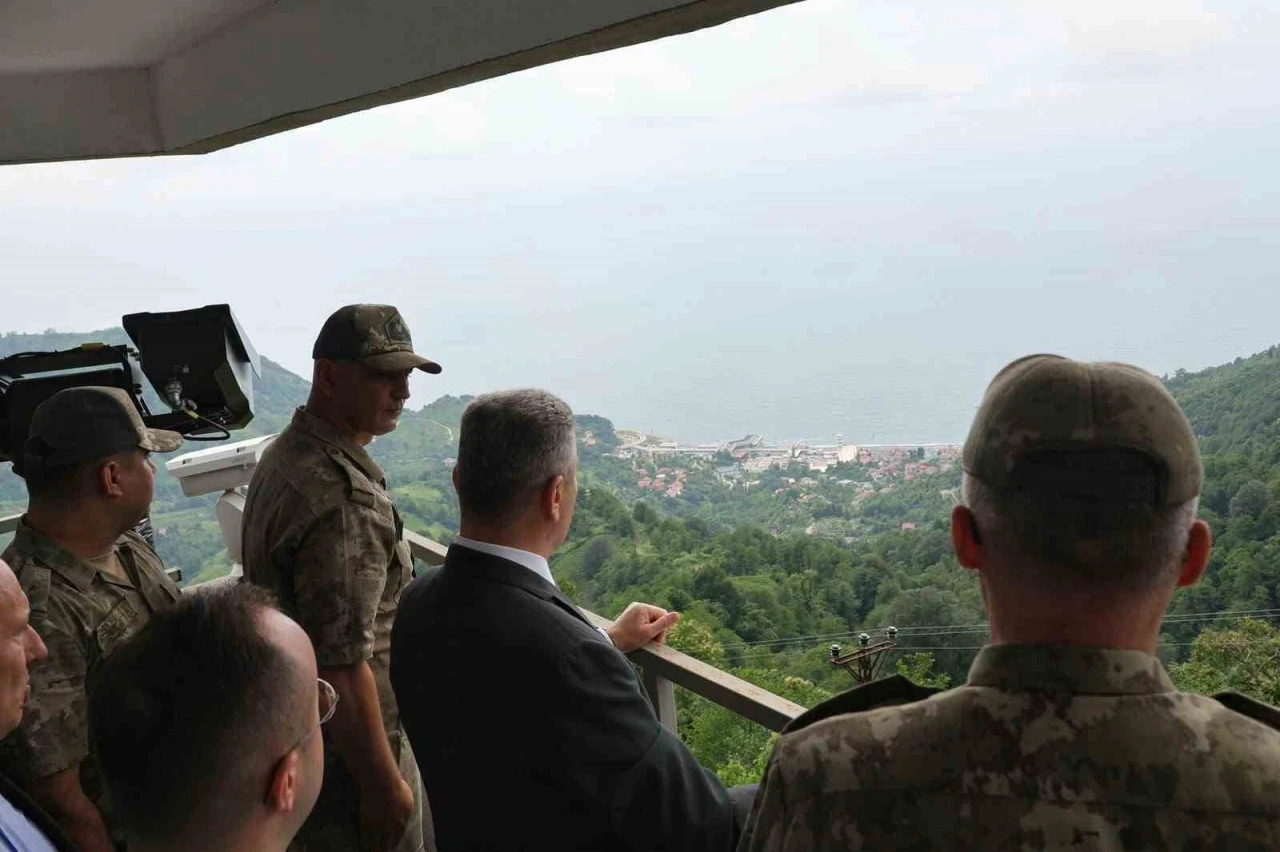 Artvin Valisi Erg&uuml;n&rsquo;den G&uuml;rcistan sınır karakollarında denetim
