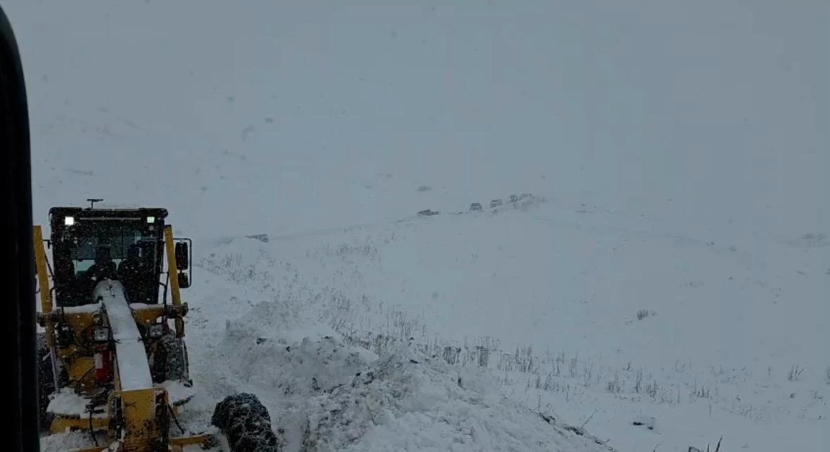 Artvin Valisi Turan Erg&uuml;n: "3 &ccedil;obanın &ccedil;ığ altında kaldığı y&ouml;n&uuml;nde bir bilgi geldi"
