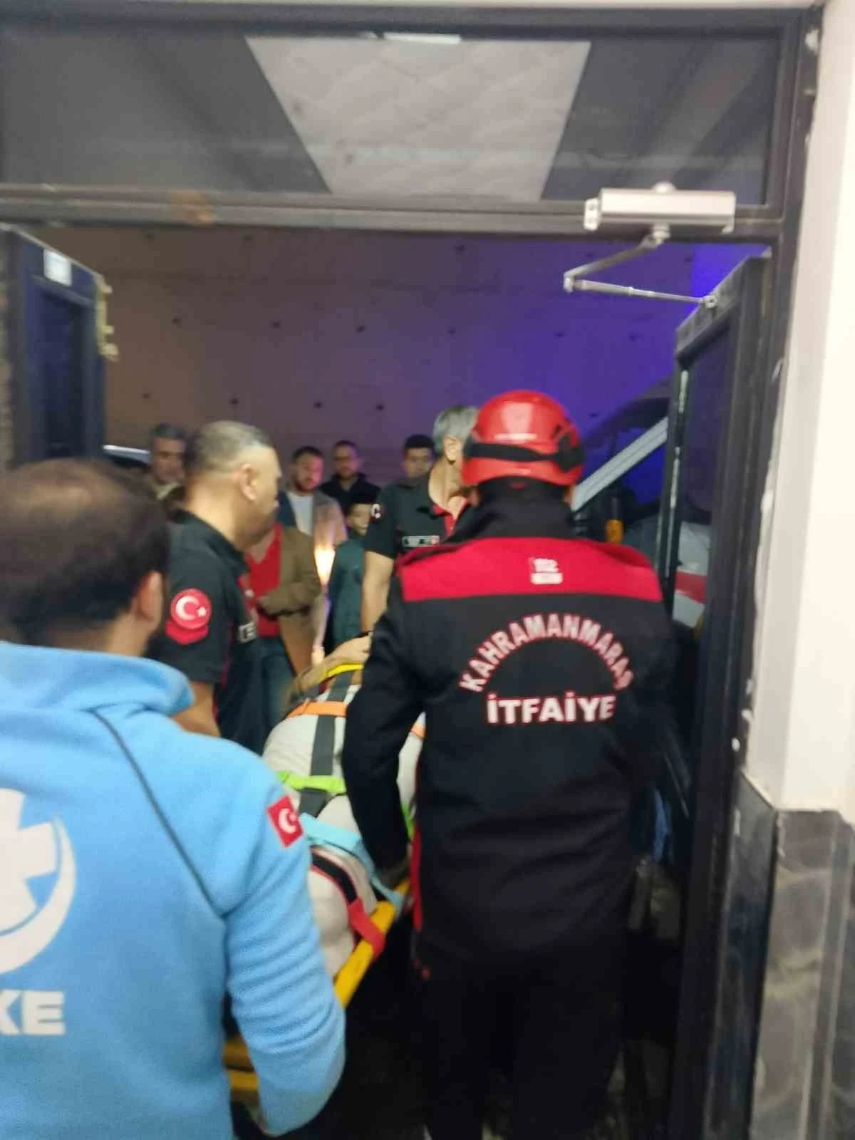 Asansör 6. kattan yere çakıldı: 1 yaralı
