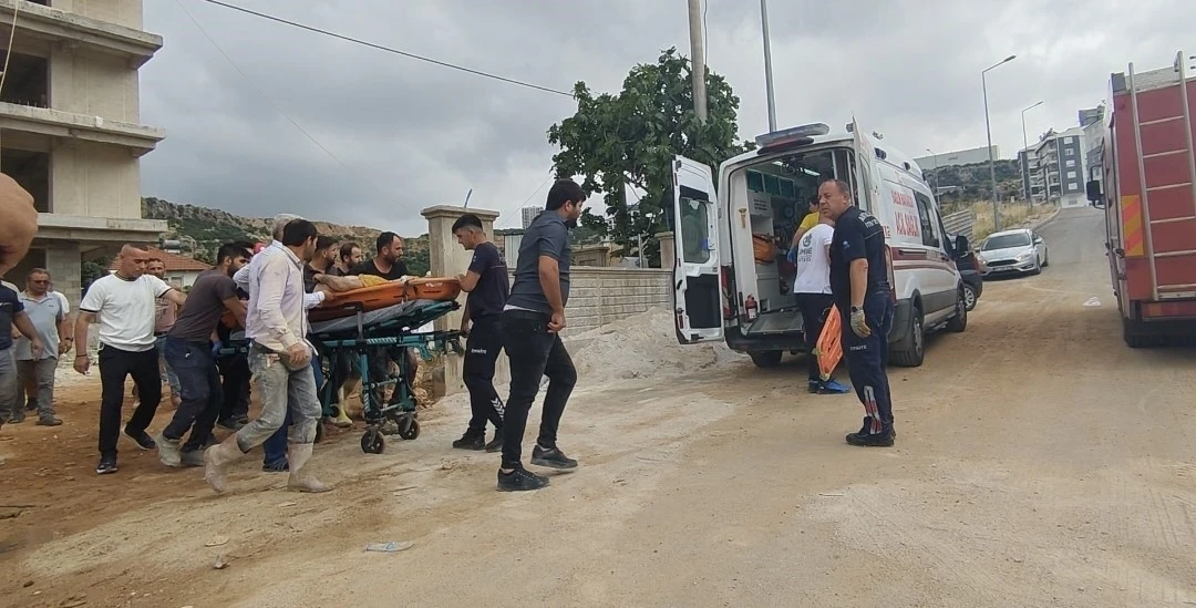 Asans&ouml;r boşluğuna d&uuml;şen m&uuml;teahhit yaralandı
