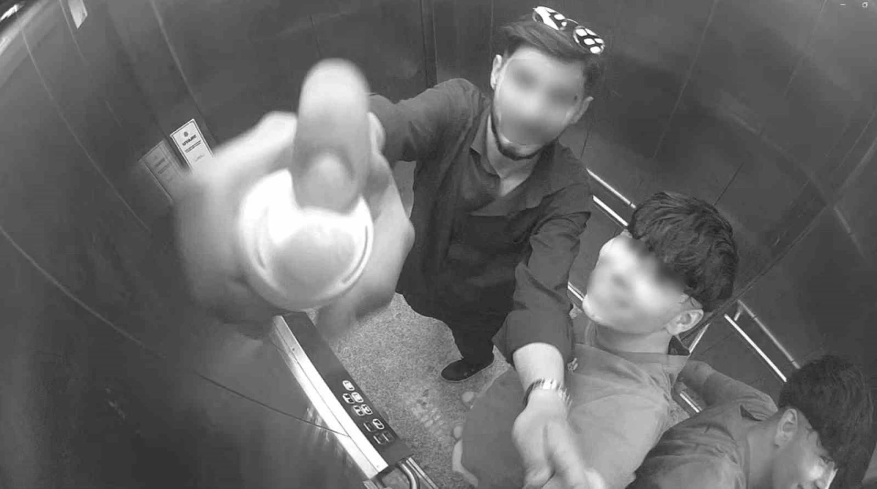 Asansörün güvenlik kamerasına köpük sıktılar
