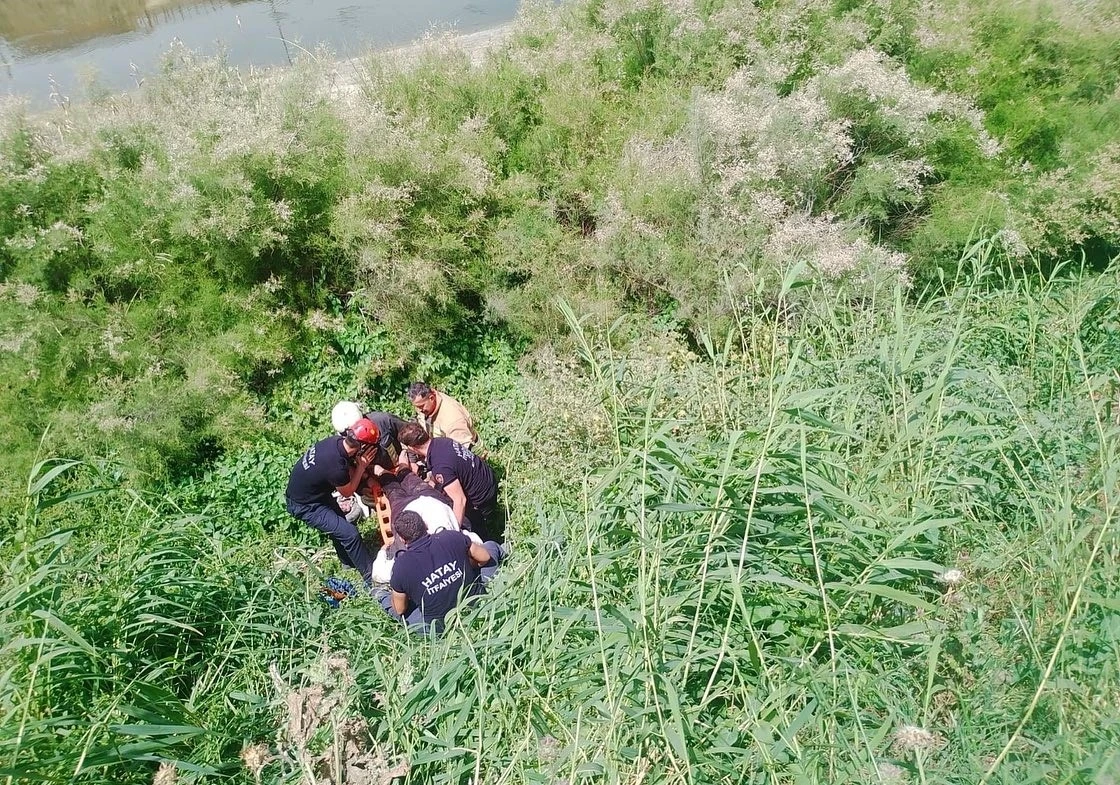 Asi nehri yatağına uçan motosikletin sürücüsü yaralandı
