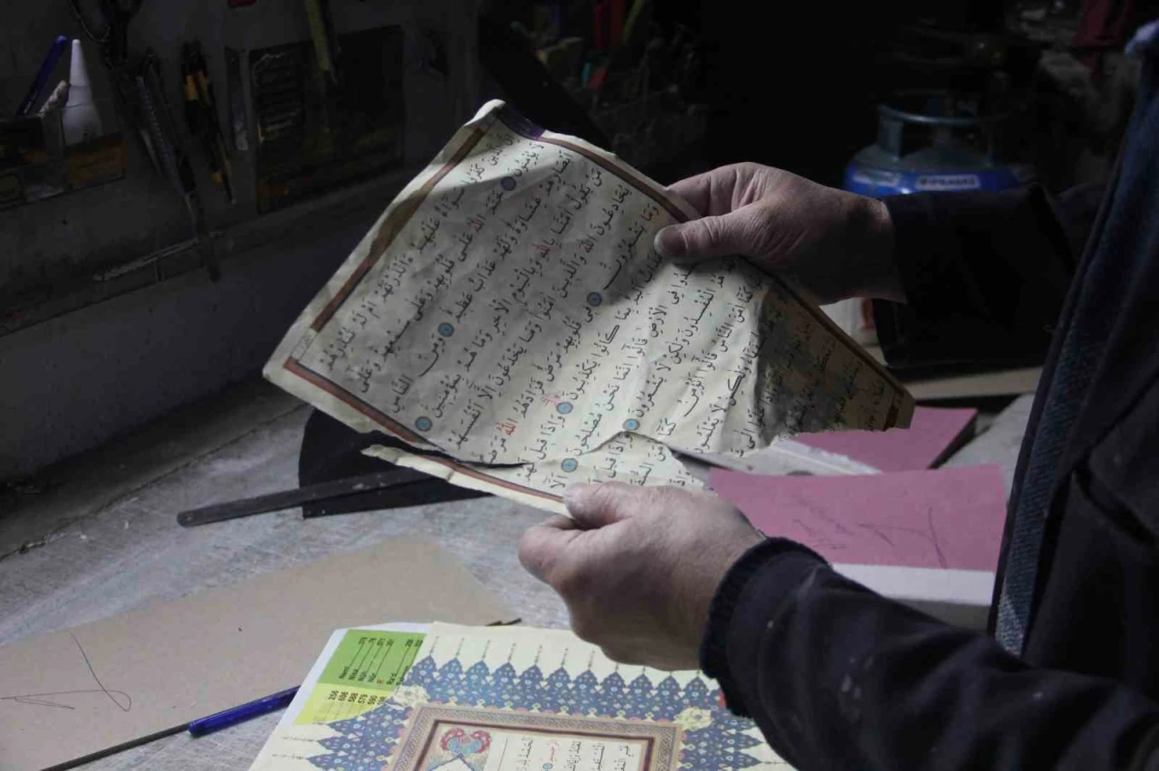 Aşınmış kitaplara 45 yıldır hayat veriyor
