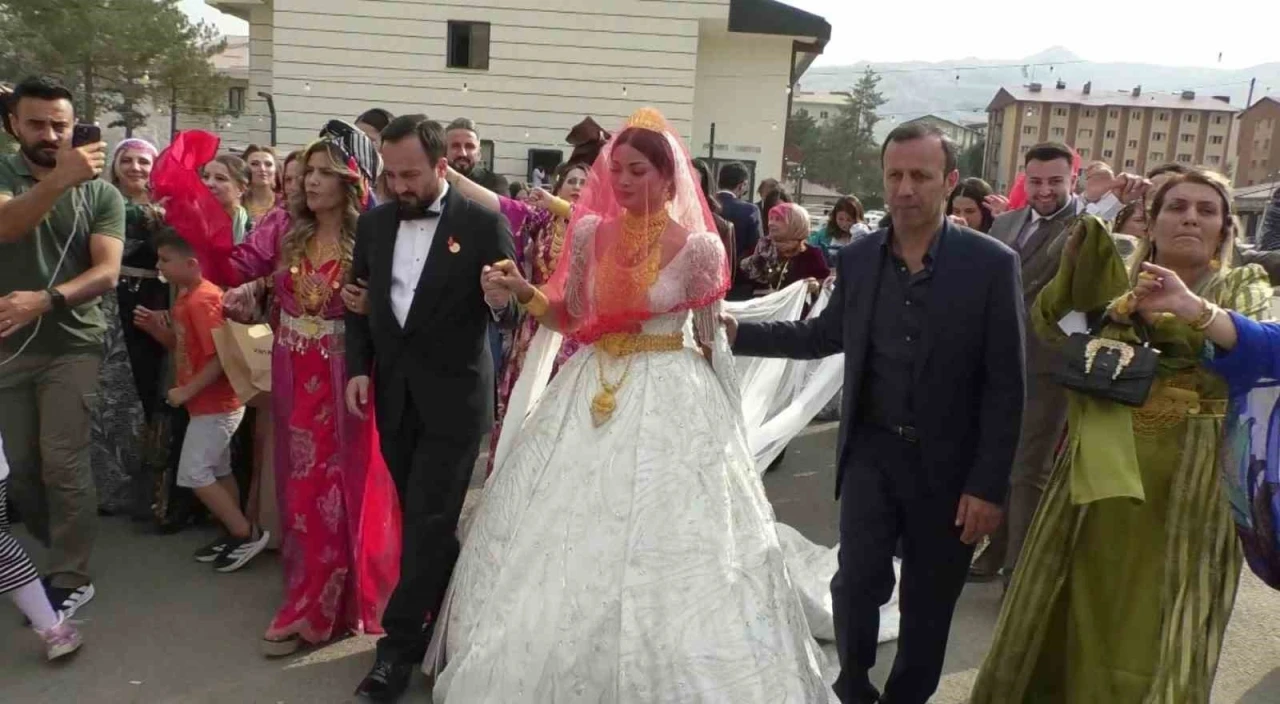 Aşiret mensubu başkana görkemli düğün
