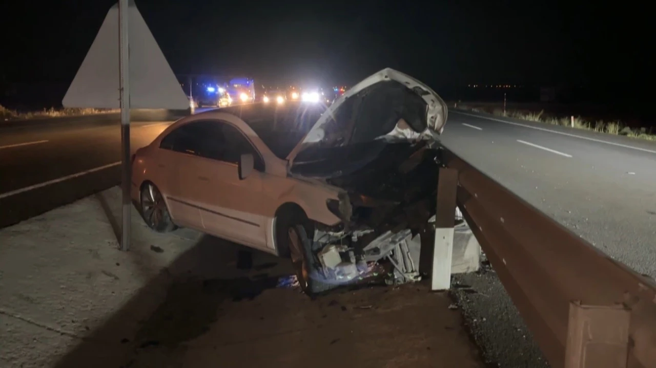 Aşırı s&uuml;ratle 2 aracı hurdaya &ccedil;eviren s&uuml;r&uuml;c&uuml;, otostop &ccedil;ekip ka&ccedil;tı
