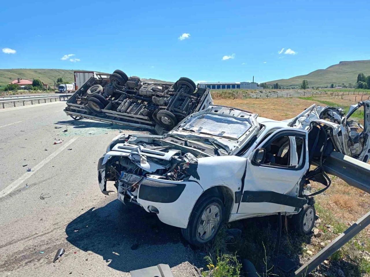 Aşkale&rsquo;de feci trafik kazası: 1&rsquo;i ağır 2 yaralı
