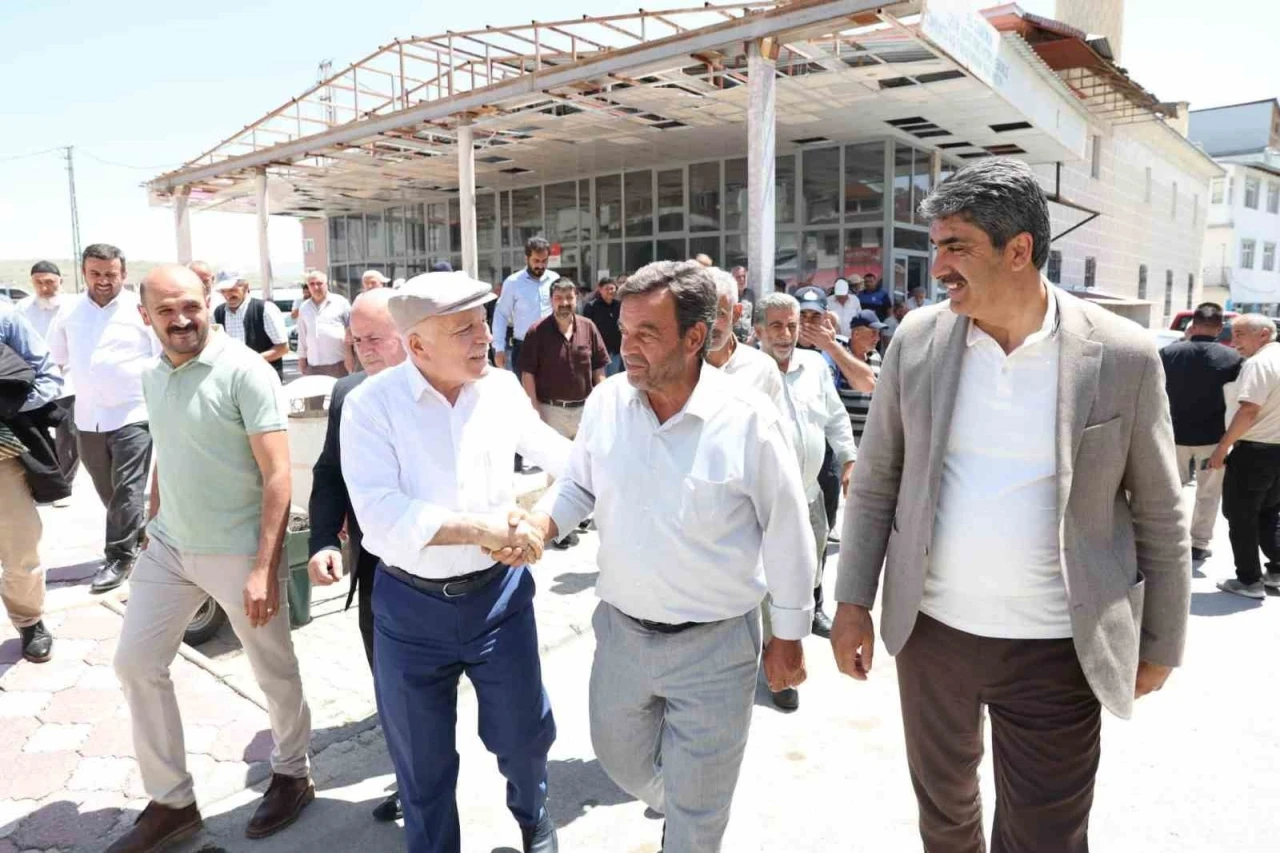 Aşkale&rsquo;de kentsel d&ouml;n&uuml;ş&uuml;m tam gaz: Başkan Sekmen sahadaki &ccedil;alışmaları denetledi
