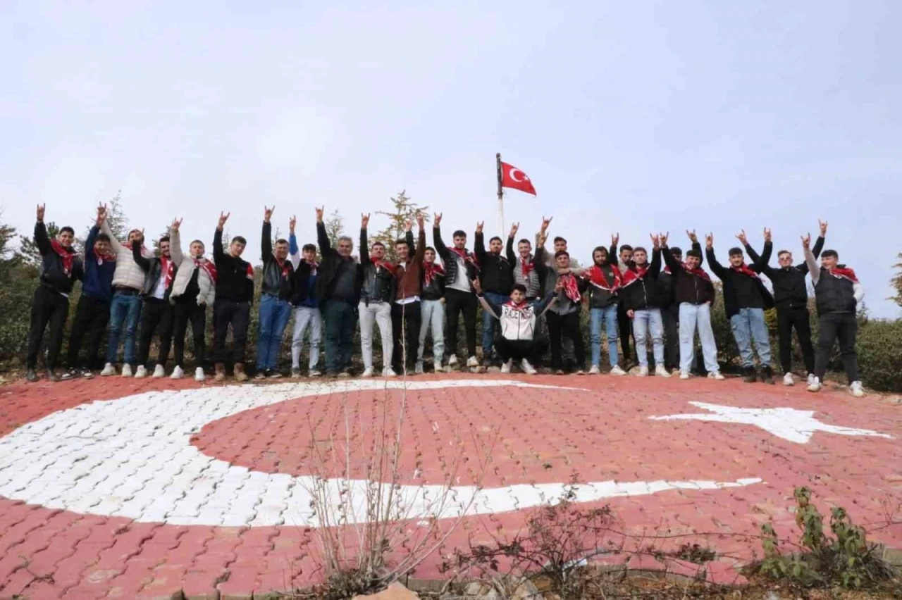 Asker adayları ilk n&ouml;betlerini k&ouml;ylerindeki bu tepede tutuyor
