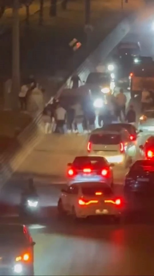 Asker konvoyundaki şahısların kavgası kamerada

