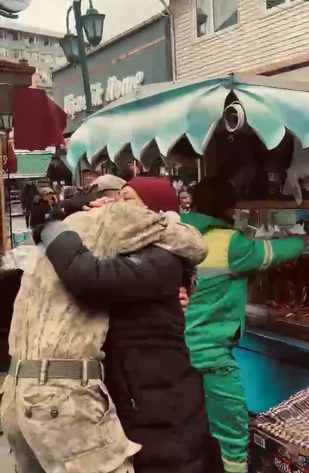 Askerde sandığı oğlunu karşısında g&ouml;ren anne duygulandı
