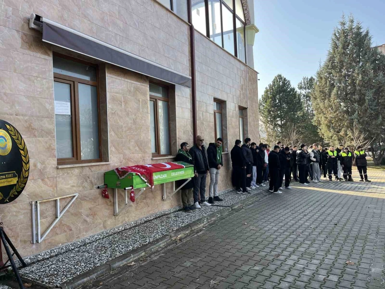 Askere gidecekti, tabutuna "O şimdi asker" yazılı t&uuml;lbent serildi