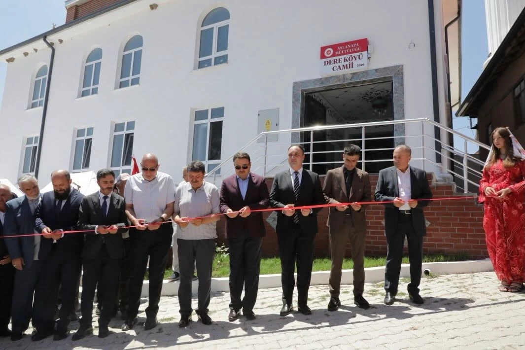 Aslanapa Dere k&ouml;y&uuml; camii ibadete a&ccedil;ıldı

