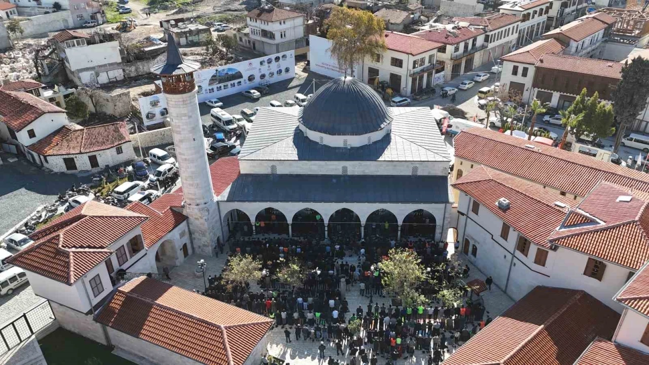 Asrın felaketinde yerle bir olan Habibi Neccar Camii&rsquo;nde 6 Şubat&rsquo;ın ardından ilk cuma namazı kılındı
