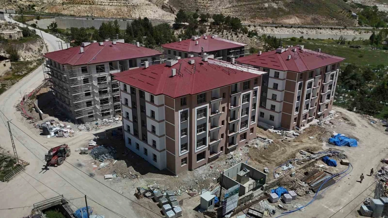 Asrın felaketinden etkilenen Sivas’ın ilçesinde afet konutları hızla yükseliyor

