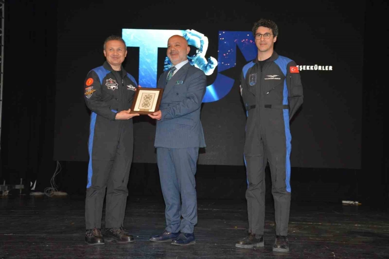 Astronot Alper Gezeravcı, seyir defterini Kıbrıs’la paylaştı
