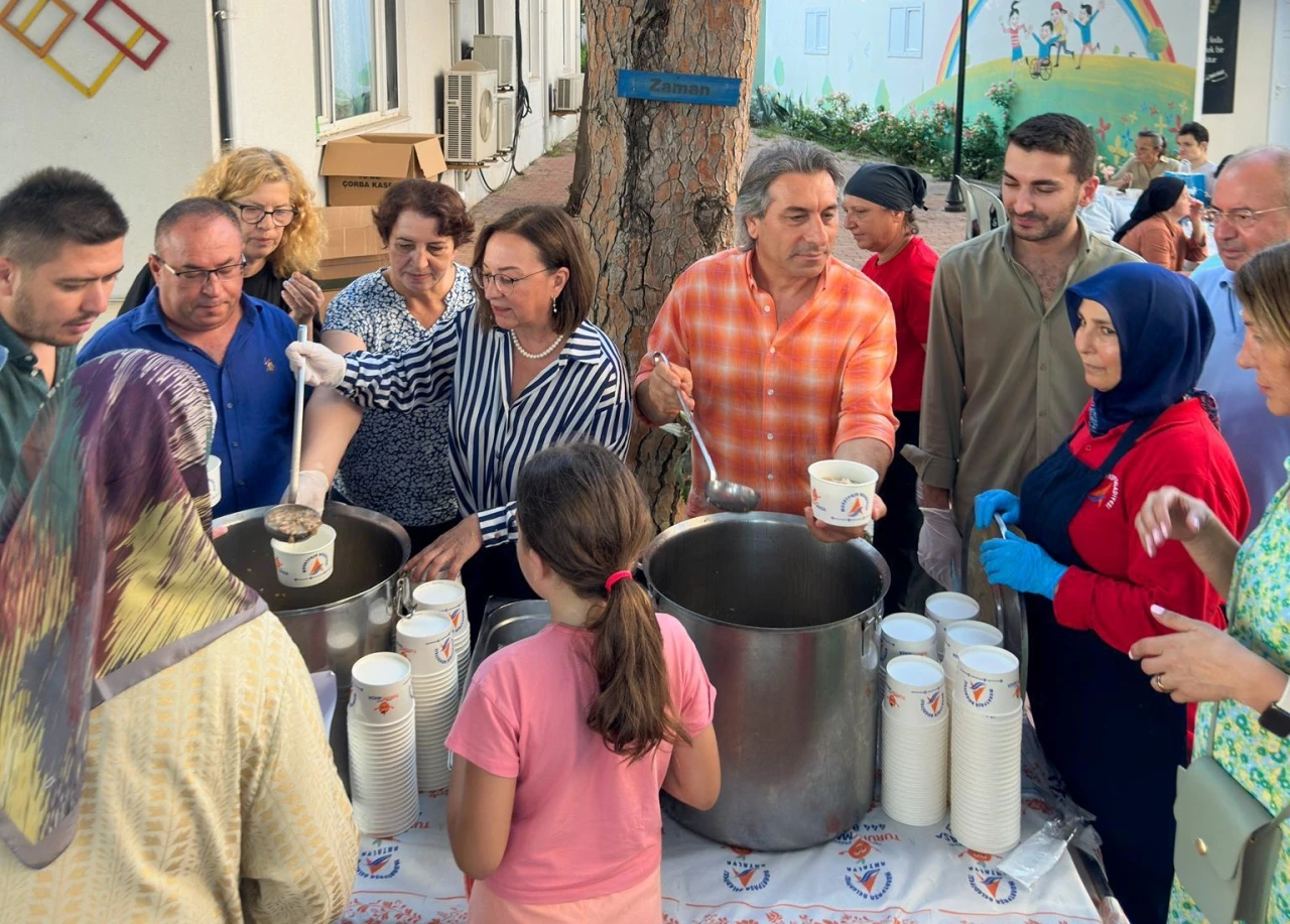 Aşurenin bereketi Muratpaşa’da paylaşıldı
