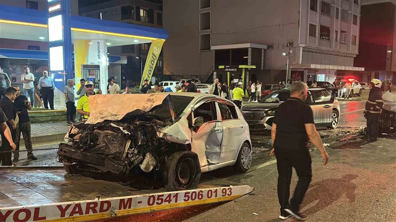 Atakum&rsquo;da kontrolden &ccedil;ıkan otomobil karşı şeride ge&ccedil;ti: 5 yaralı
