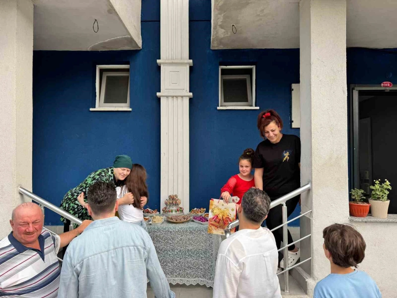 Atalarından gelen bayramlaşma geleneğinı bu yıl da sürdürdüler
