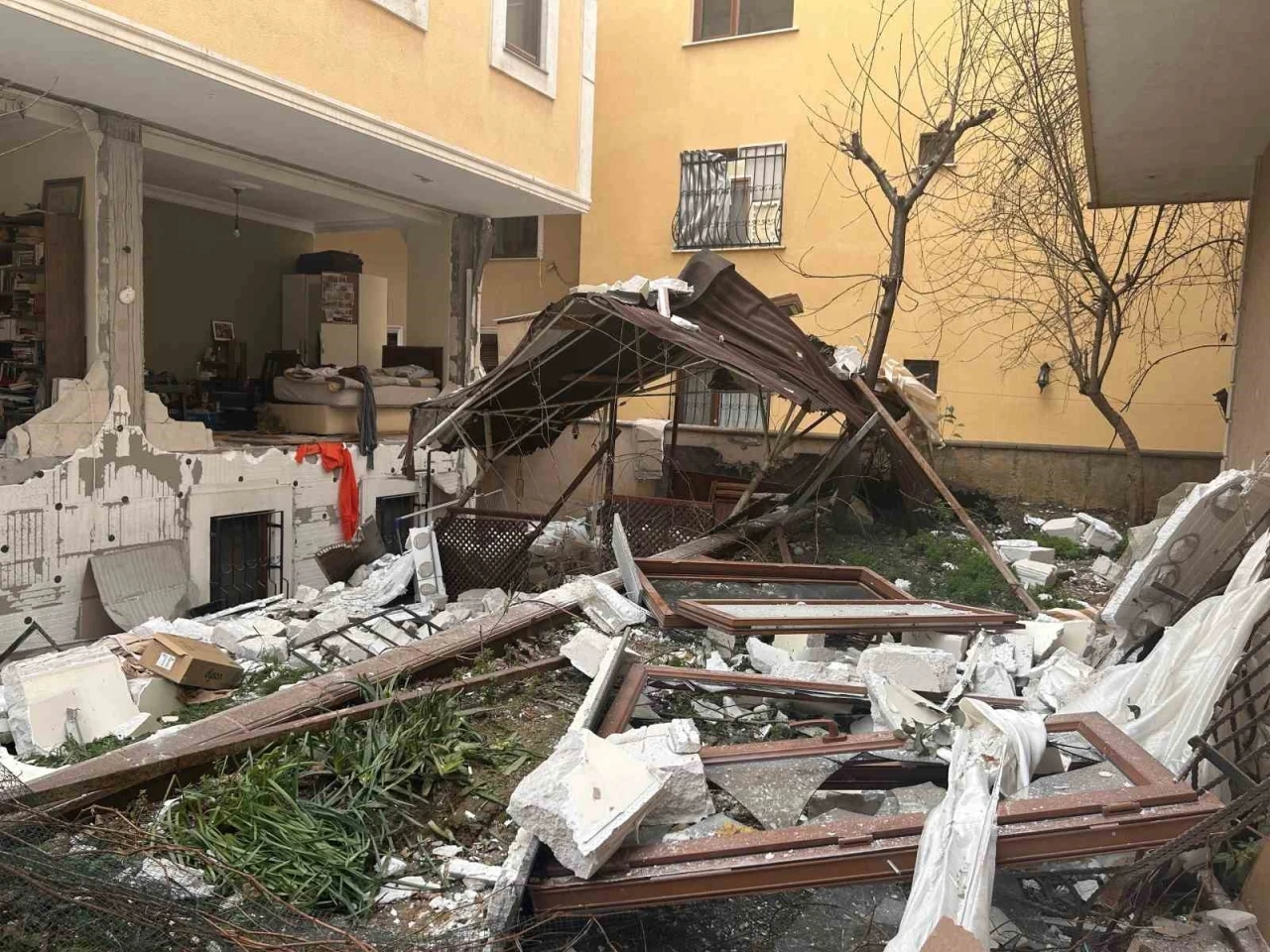 Ataşehir&rsquo;de doğal gaz patlamasında sokak savaş alanına d&ouml;nd&uuml;: 1 yaralı
