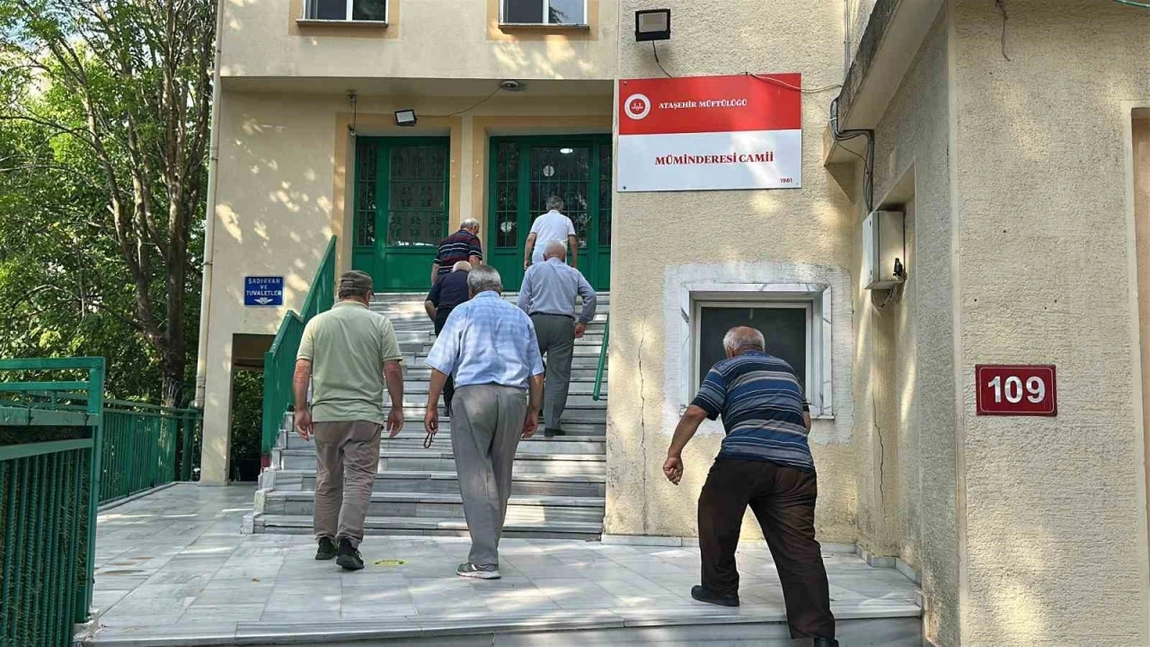 Ataşehir’de imam caminin kapısını kilitledi, cemaat mağdur oldu
