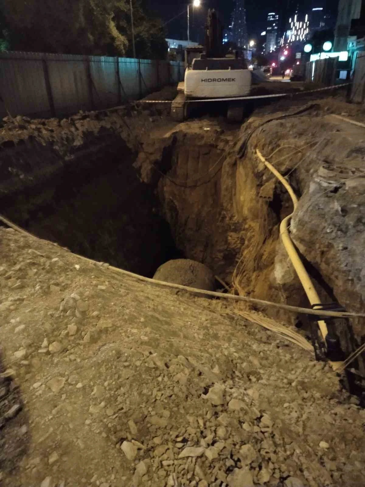 Ataşehir&rsquo;de kontrolden &ccedil;ıkan taksi &ccedil;ukura girdi
