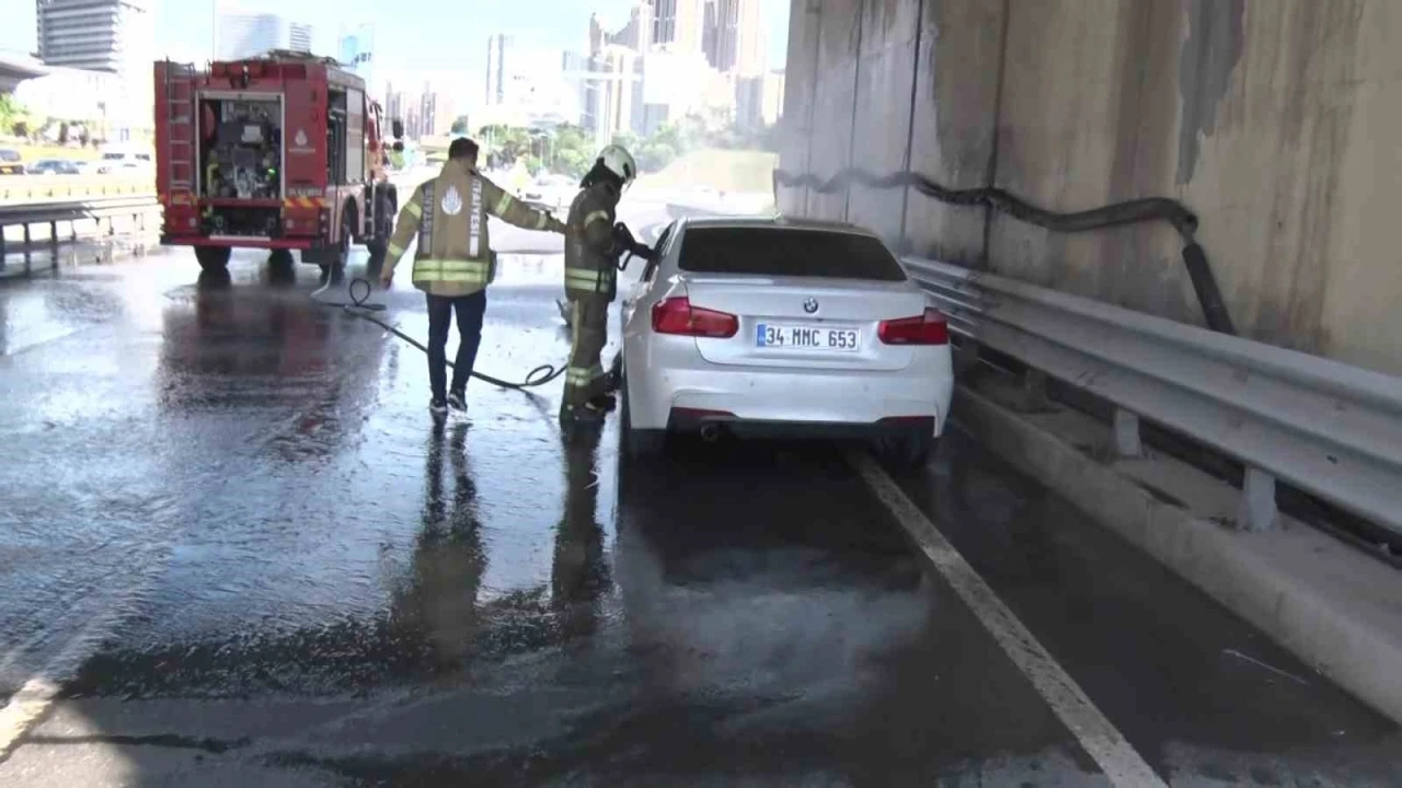 Ataşehir’de lüks otomobil  alev alev yandı
