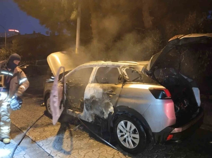 Ataşehir’de park halindeki araç kundaklandı
