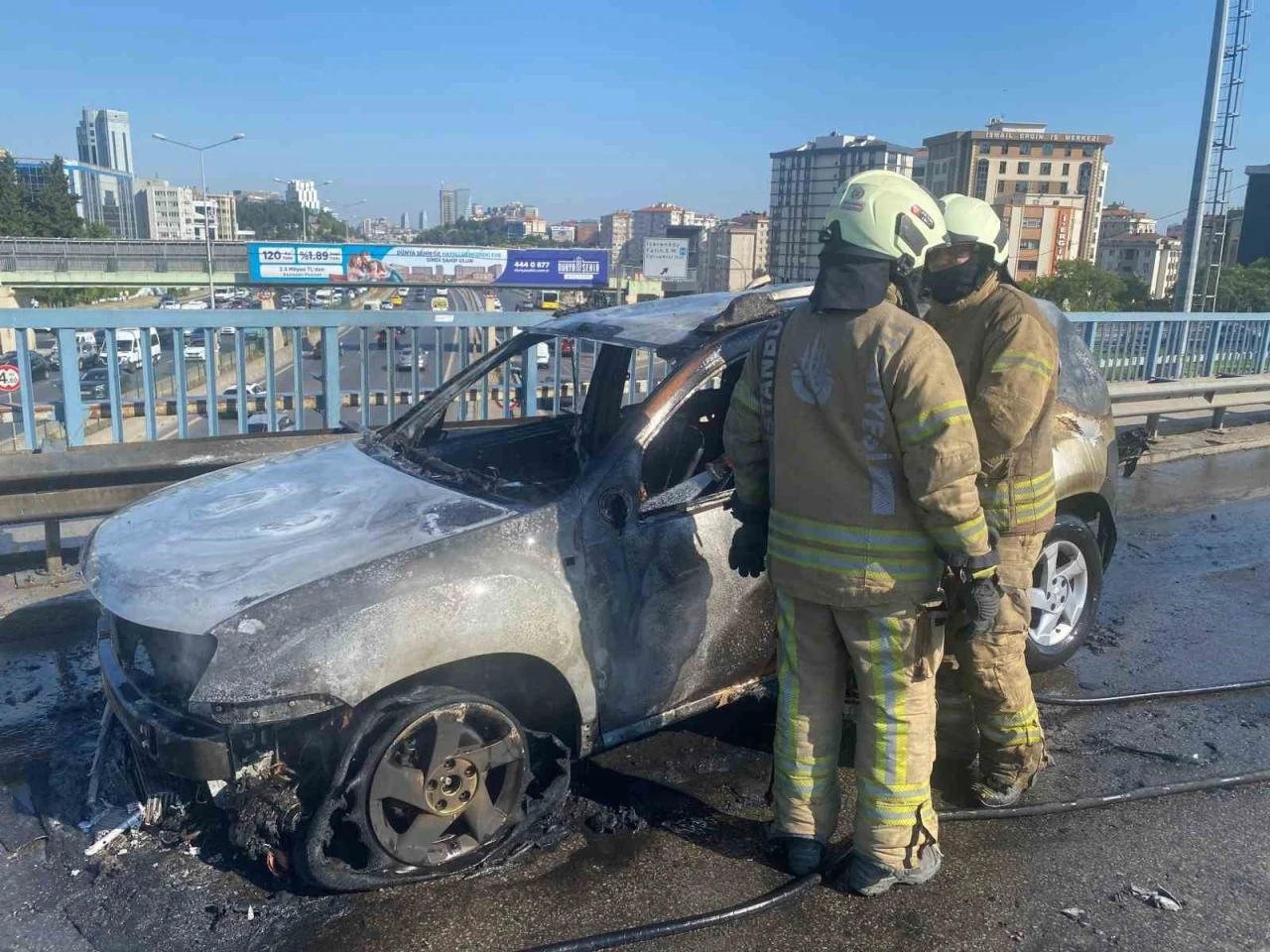 Ataşehir’de seyir halindeki cip alev alev yandı

