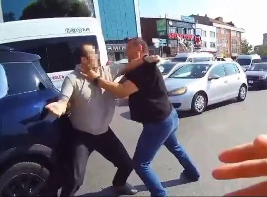 Ataşehir’de yol verme kavgasında sürücüler birbirine girdi: ‘Ehliyetler gidiyor, yapmayın’

